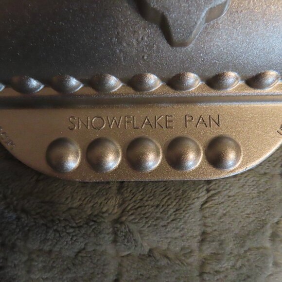 Nordic Ware Snowflake Cake Pan 10 Cup Heavy Cast Aluminum USA 54848 11"x8.5"x2" - Picture 4 of 4